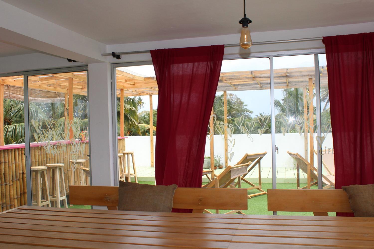 Sun & Moon Hostel Мириса Екстериор снимка